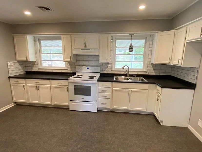 3 bed, 1008 sqft, $990 — Photo 2