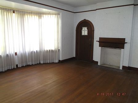 Lg LR Wood Floors & Bay 