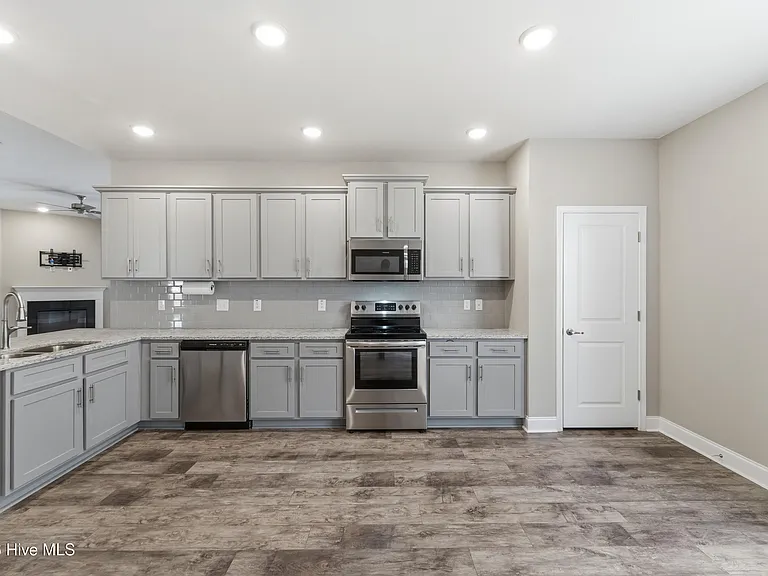 755 Greenwich Pl — Photo 15