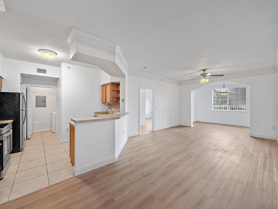 1st image of 1201 Myrtlewood Cir E