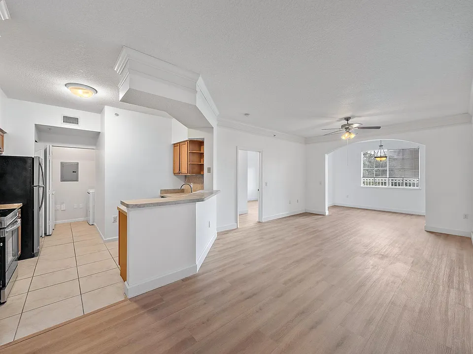 1201 Myrtlewood Cir E