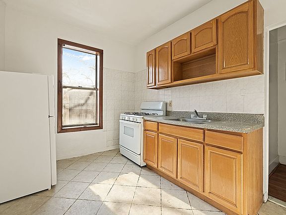 4th image of 170 E 96th St