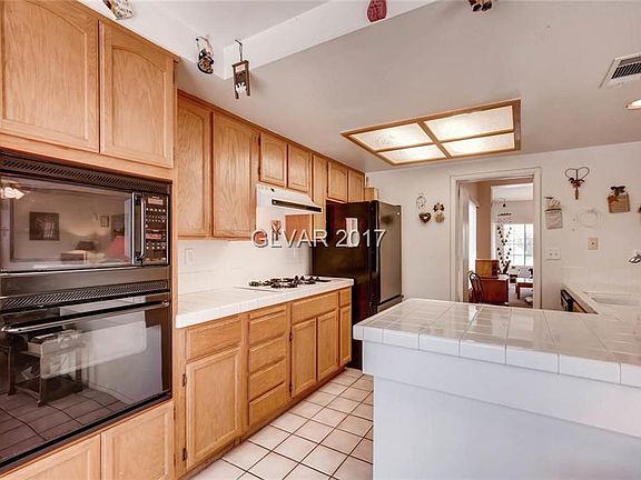 5th image of 1025 Whitehollow Ave