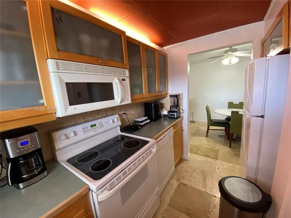 250 Layne Blvd APT 110, Hallandale, FL 33009