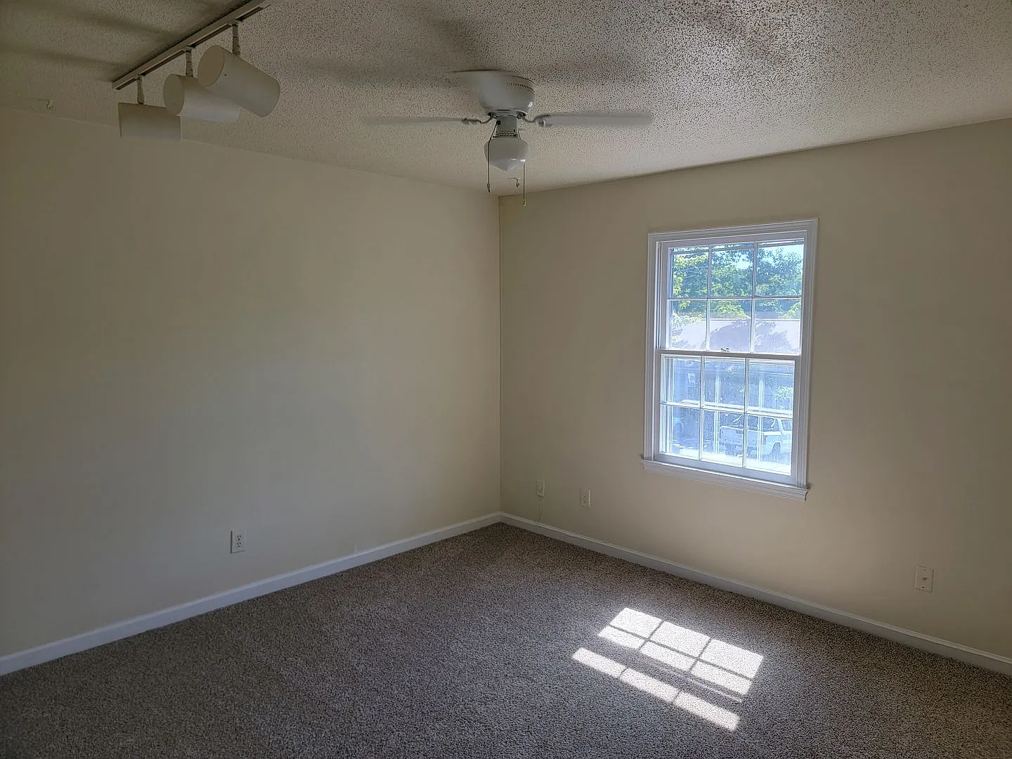 3 Bedroom 2.5 Bathroom Townhome — Photo 2