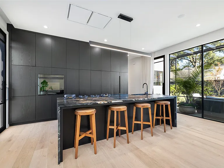 419 W 30th St — Photo 14