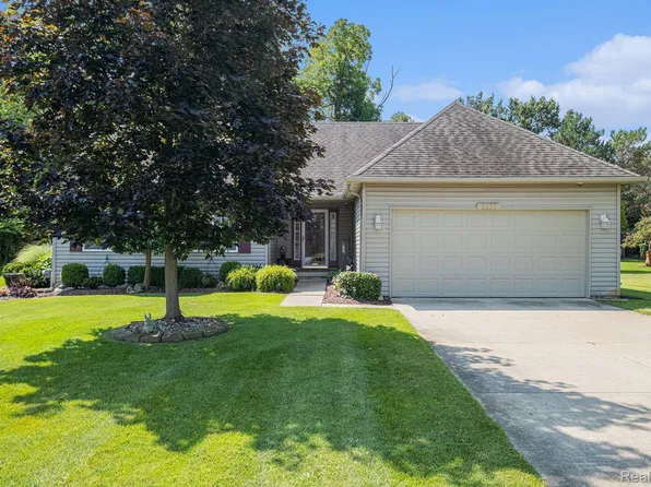 1277 Theresa Dr, Fenton, MI 48430