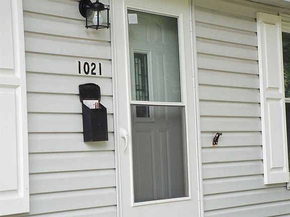 3rd image of 1021 Barberry Ln