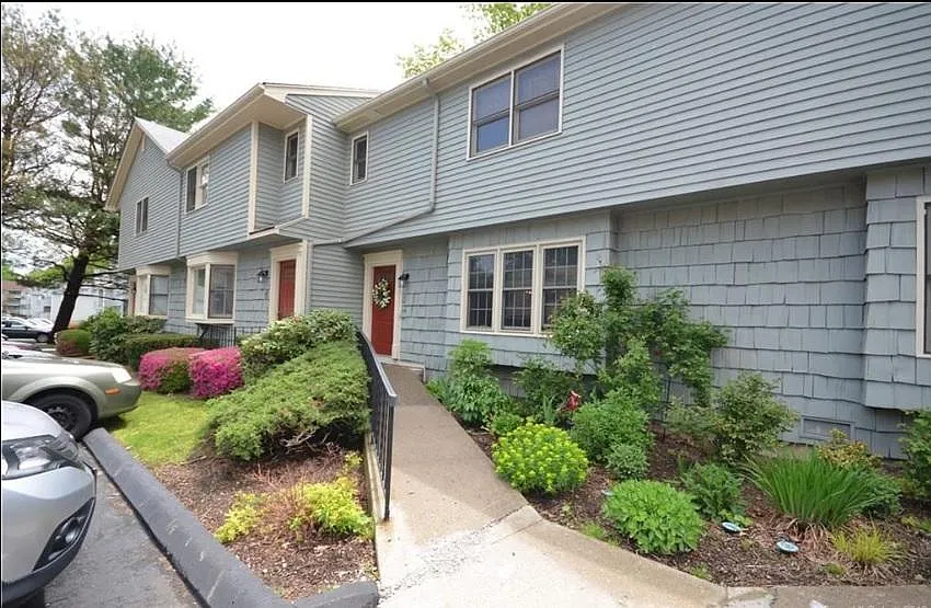 375 Glendale Ave — Photo 3