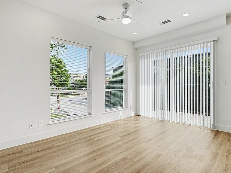 2217 N Fitzhugh Ave #203 — Photo 6