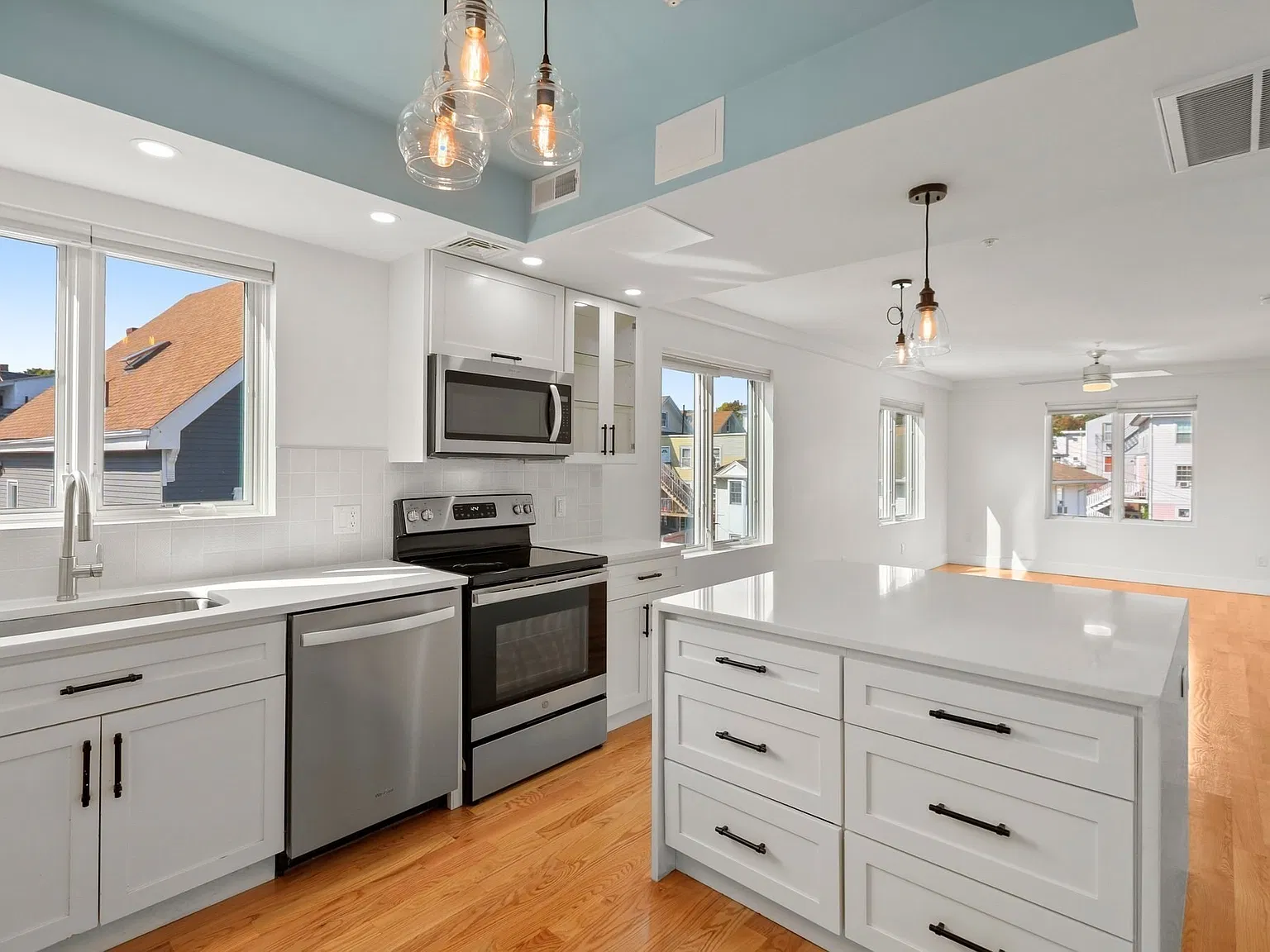 3 bed, 2.0 bath, 1030 sqft, $3,400 — Photo 1
