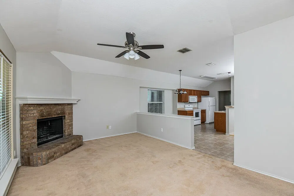 3 bed, 2.0 bath, 1435 sqft, $2,165 — Photo 3