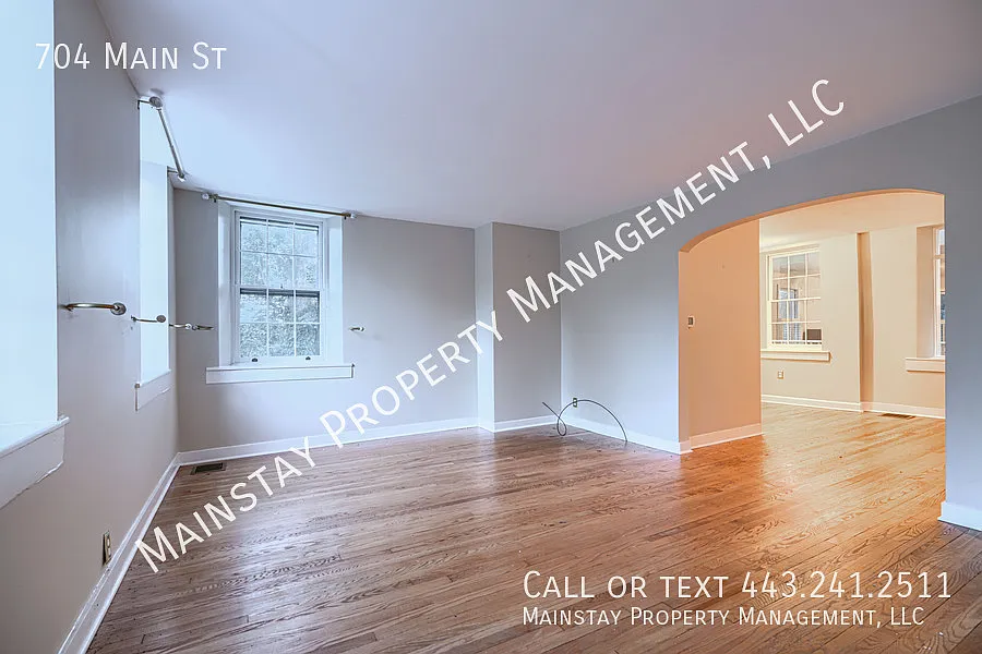 Spacious 3 bed 1.5 bath townhome with huge yard on Main St in Laurel! — Photo 3