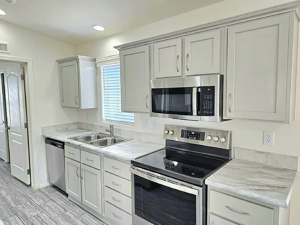 2 bed, 2.0 bath, 752 sqft, $3,646 — Photo 2