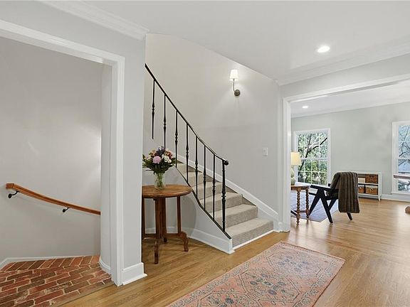 4th image of 423 Jefferson Cir #423