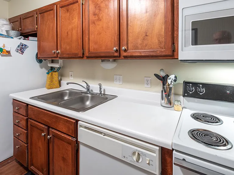 211 Chevy Chase Dr — Photo 14