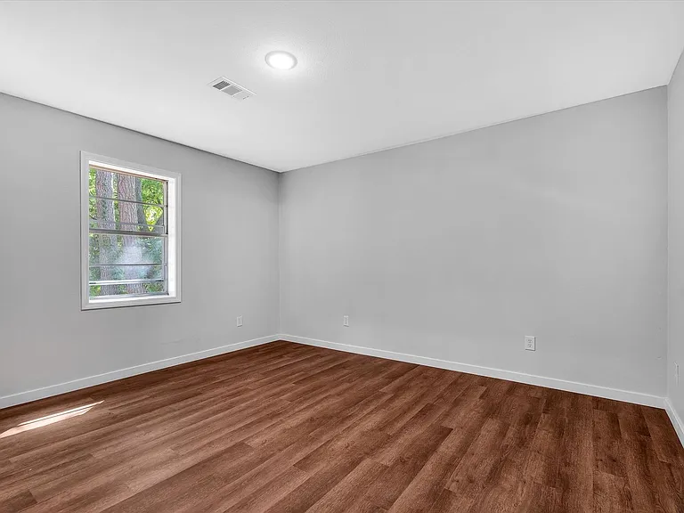 107 E Elm St — Photo 20