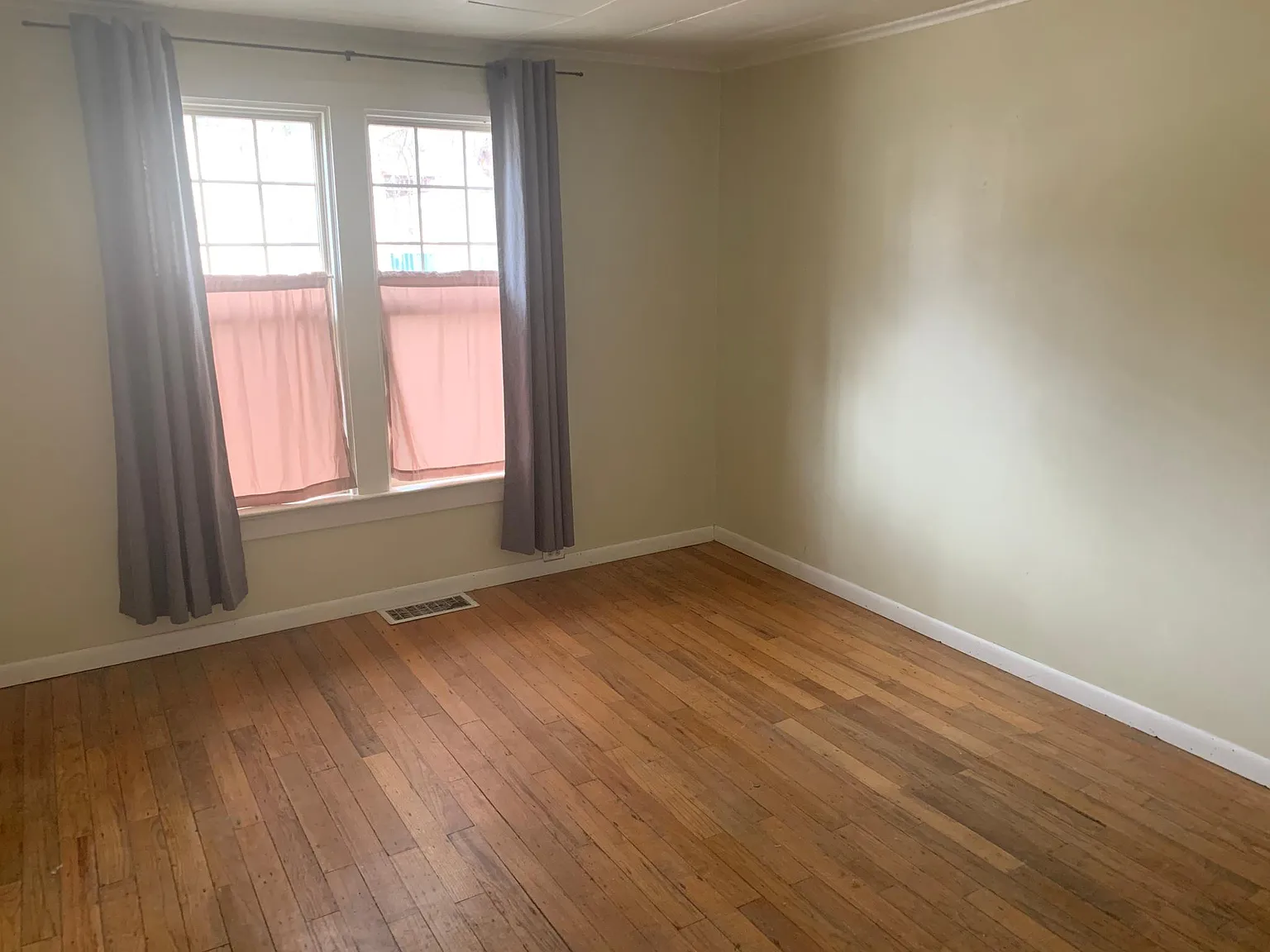 501 E Broadway St — Photo 3
