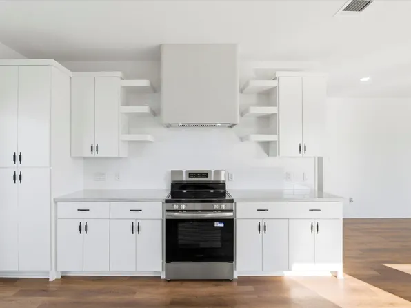 214 S Y St, La Porte, TX 77571