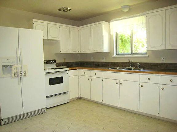 ktchn corner to cabs.JPG