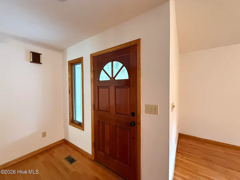 315 W Craven Ave — Photo 8