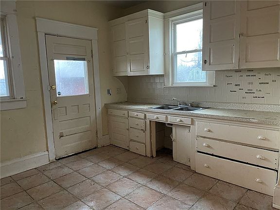 4th image of 921 Marshall Ave