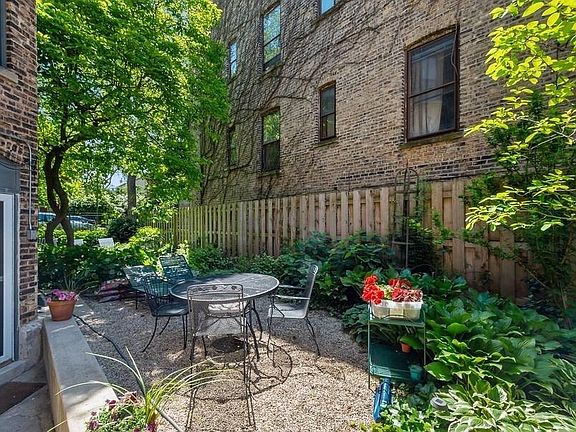 2nd image of 2040 N Hoyne Ave