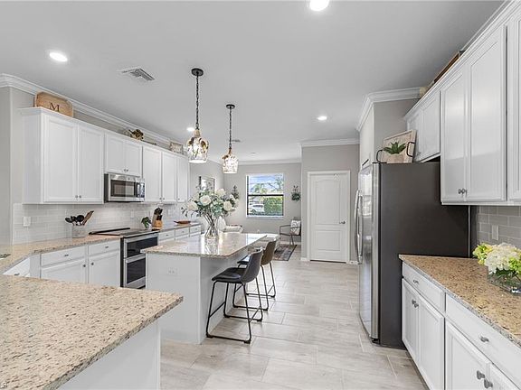 3rd image of 19780 Beverly Park RD