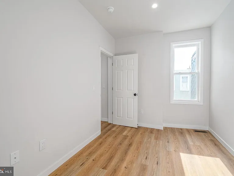 438 Dudley St — Photo 10