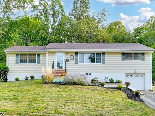 25 Seton Hall Dr, Oakland Boro, NJ 07436