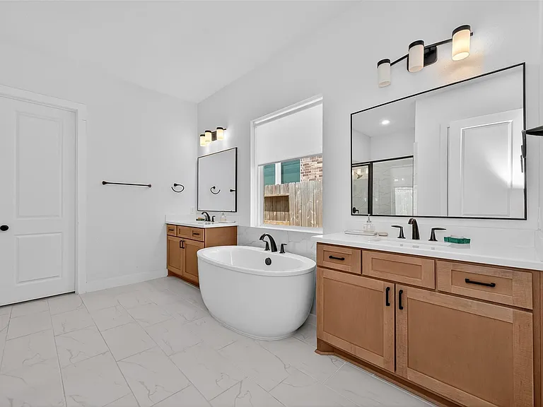 9722 Dani Lake Dr — Photo 35