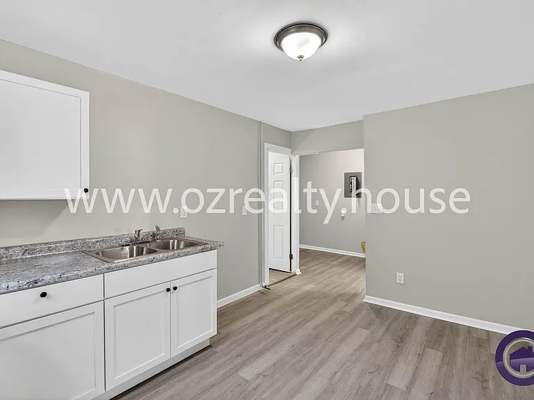160 Bronson Ave — Photo 10