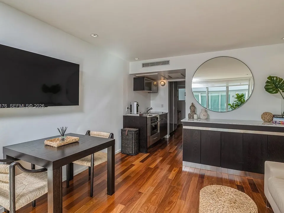 1601 West Ave #208