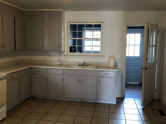 4th image of 106 Tremont Ave