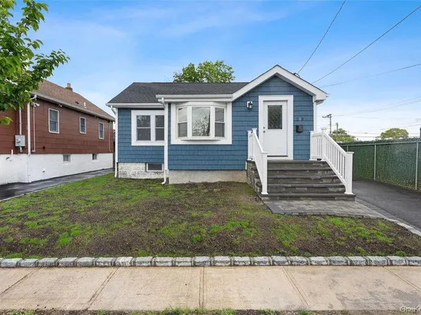 208 W Alhambra Avenue, Lindenhurst, NY 11757