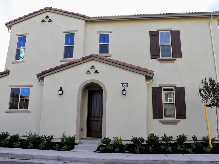1260 S Hollyhock Dr — Photo 1