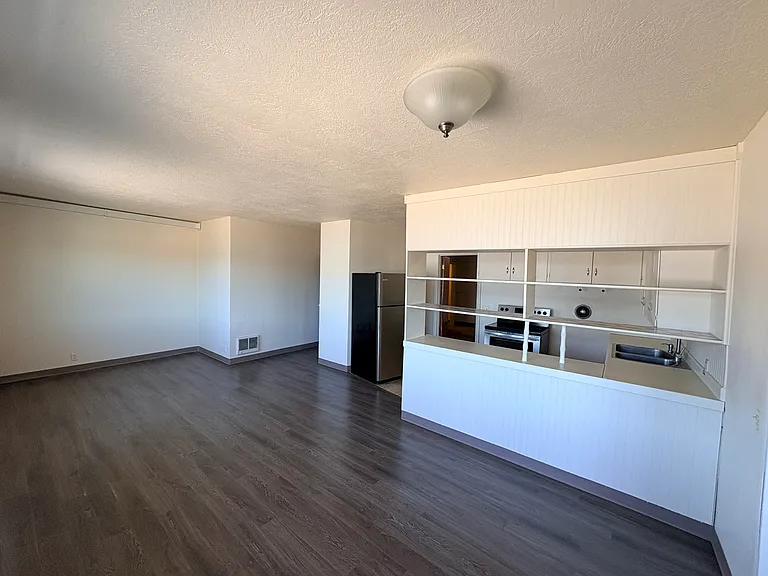 933 Vandercook Way — Photo 2