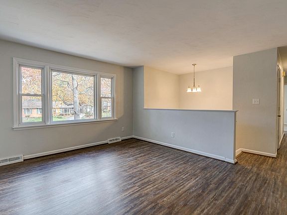 3rd image of 5041 Pin Oak Dr