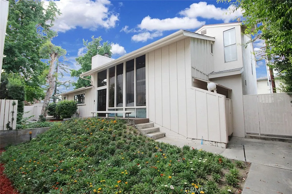 3 bed, 2301 sqft, $3,700 — Photo 2