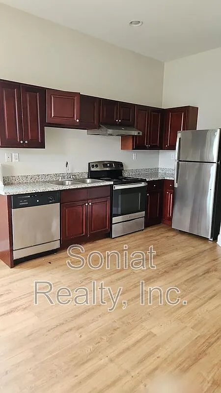 2 bed, 1.0 bath, 792 sqft, $1,295 — Photo 2