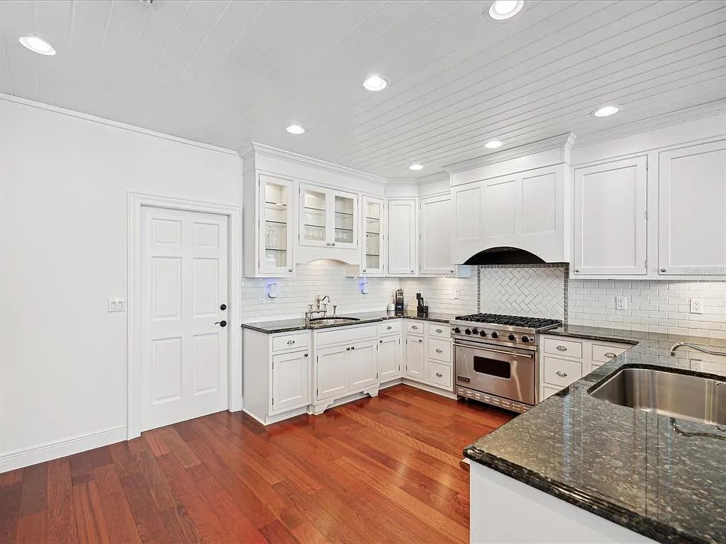 3 bed, 2.0 bath, 1886 sqft, $10,500 — Photo 4