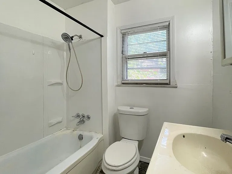 120 W 10th — Photo 9