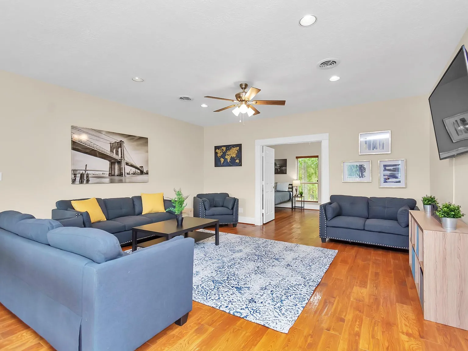 6 bed, 2.5 bath, 4442 sqft, $6,000 — Photo 2