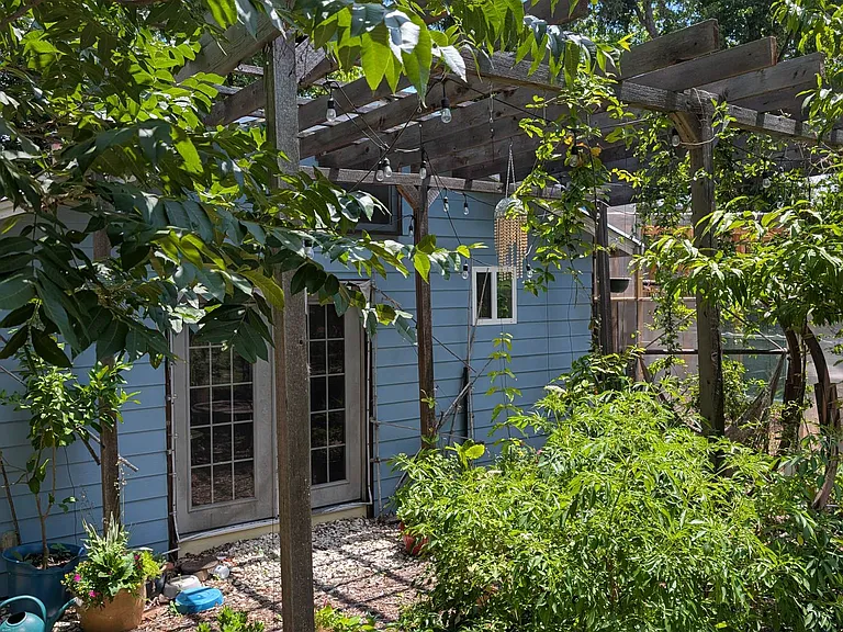 E Walnut Dr — Photo 1