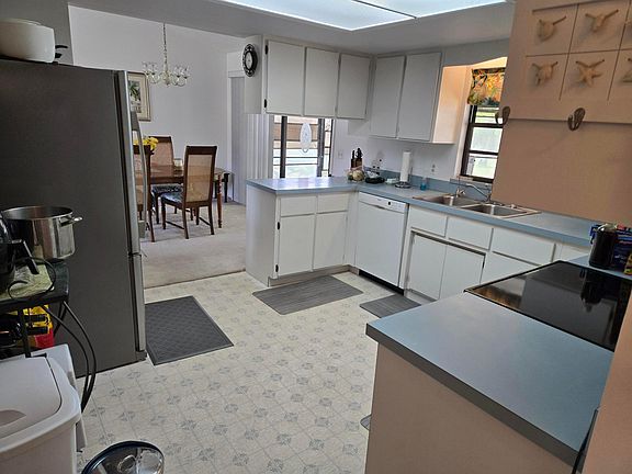 5th image of 390 Main Street