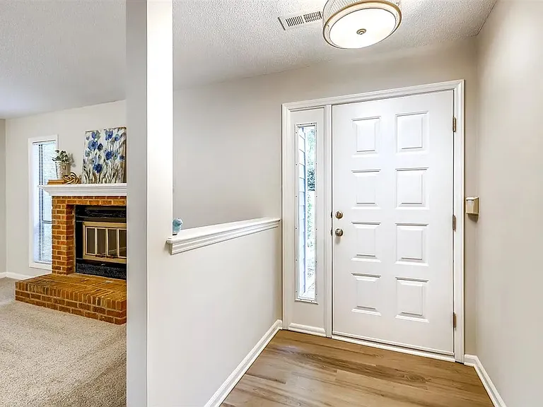 224 Clancy Cir — Photo 3