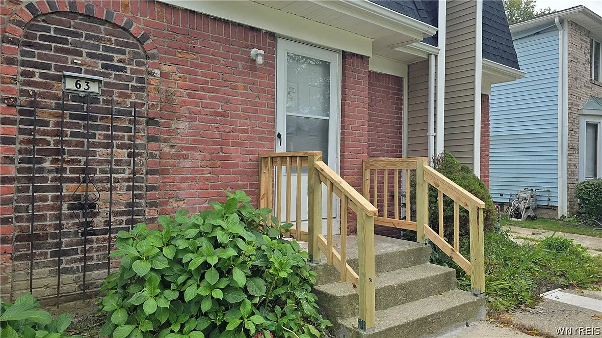 3 bed, 1.5 bath, 1318 sqft, $1,800 — Photo 2