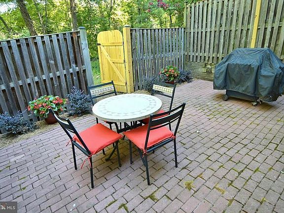 5th image of 40 Carriage House Cir