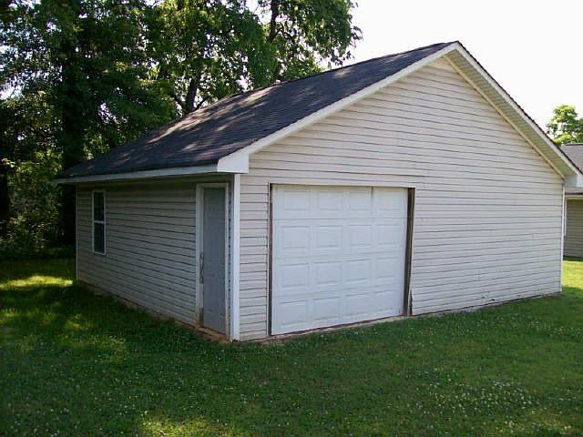 2nd image of 218 Hattie St
