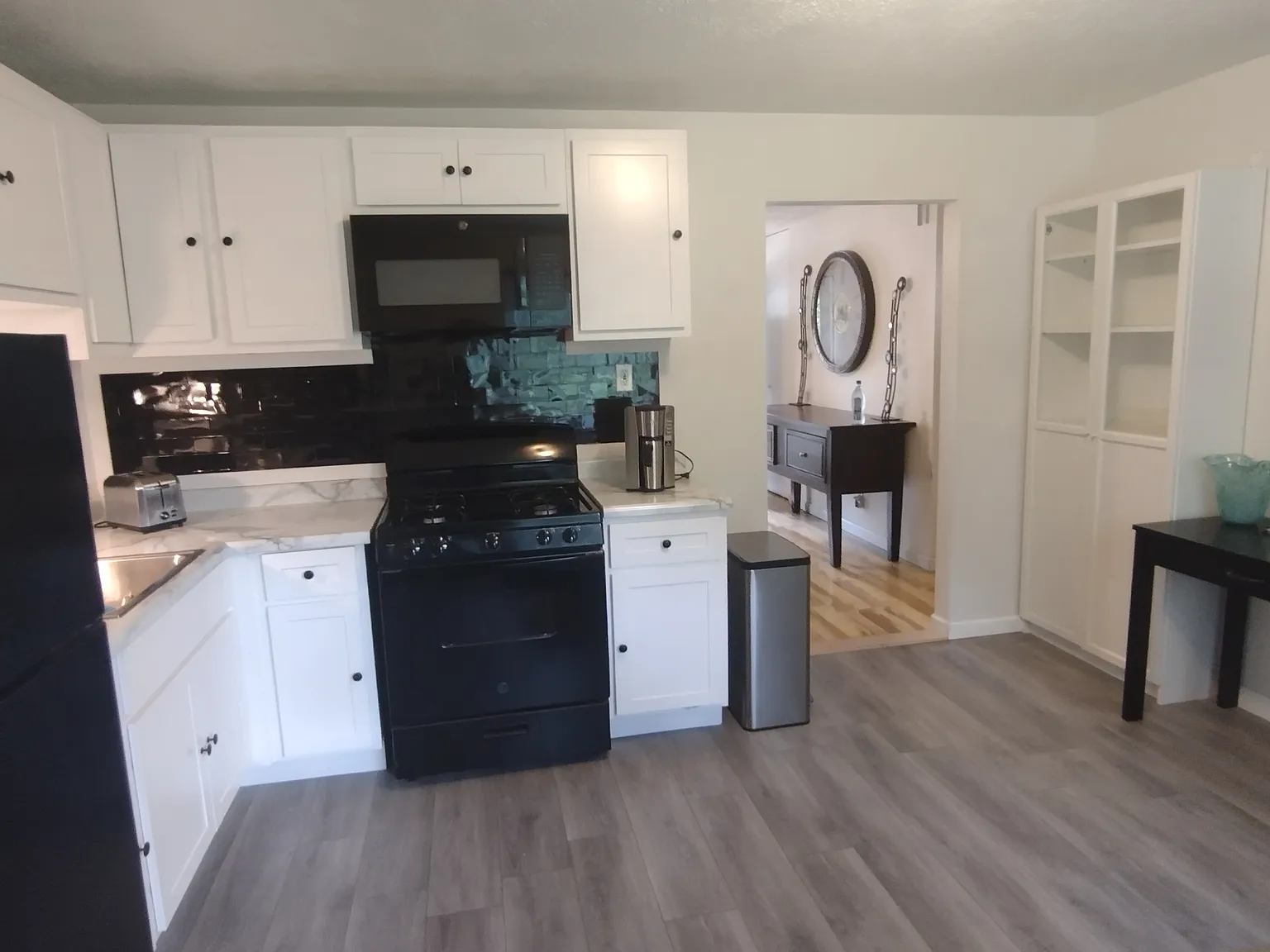 3 bed, 1.5 bath, 972 sqft, $3,200 — Photo 3